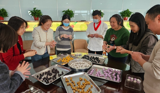 滾湯圓、猜燈謎、制花燈~~元宵節(jié)就要這樣過